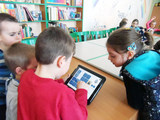 Grupa dzieci z tabletem 