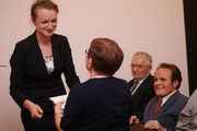 	dyrektor MBP wręcza dyplomy klubowiczom	