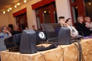 Projektor i laptop, w tle publiczność