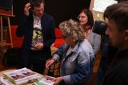 Gość rozmawia z publicznością