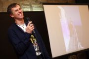 Marcin Megger wita się z publicznością