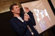 Autor omawia zdjęcia z podróży