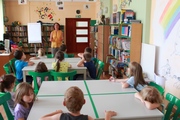 741 pokaz żonglowania piłkami przez prowadzącą Martę Karp