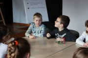 	losowanie cukierków i opowiadanie o sobie w zależności od wylosowanego koloru	