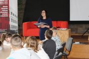 	prowadząca spotkanie czyta opowiadanie Anioł z Leśniowa 	