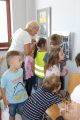 	6444 — grupy przedszkolaków oglądają wystawę	