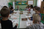 	7128  — Klubowicze ozdabiają drzewka 	