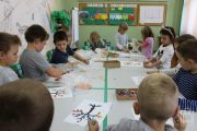 	7132 — Klubowicze ozdabiają drzewka 	