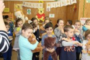 	8098 —dzieci przytulają swoje misie	