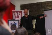 	autor na scenie  opowiada o swoich przygodach 	