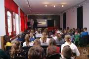 	widok na salę pełną dzieci z końca pomieszczenia 	