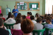 weterynarz pokazuje podstawowe leki i opowiada o leczeniu zwierząt