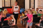 — instruktorka pokazuje dzieciom swoją ulubioną dyscyplinę sportu