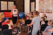 1277 — instruktorka pokazuje dzieciom swoją ulubioną dyscyplinę sportu