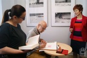 	Autor pieczętuje i podpisuje księgę pamiątkową	