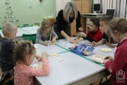 	praca plastyczna — wykonywanie owieczki z popcornu 	