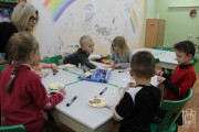 	praca plastyczna — wykonywanie owieczki z popcornu 	