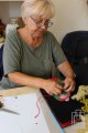 seniorzy wykonują własne książki sensoryczne