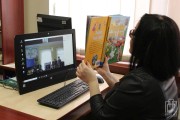 bibliotekarka czyta dzieciom
