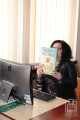 5646— bibliotekarka czyta dzieciom 