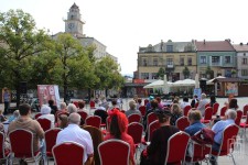 publiczność Narodowego Czytania zgromadzona na gorlickim Rynku
