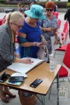 osoby wpisuja się do pamiatkowej ksiegi