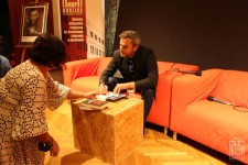 Jędrzej Pasierski rozdaje autografy