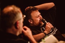 autor odpowiada na pytanie prowadzącego