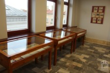 wystawa poświęcona Józefowi Barutowi ze zbiorów Miejskiej Biblioteki Publicznej w Gorlicach