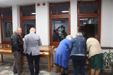 goście oglądają pamiątki po Józefie Barucie