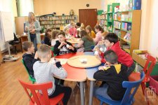 Dzieci malują jajka