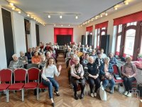 180. rocznica urodzin Marii Konopnickiej — spotkanie ze słuchaczami Uniwersytetu Złotego Wieku w Gorlicach Słuchacze Uniwersytetu Złotego Wieku w Gorlicach w sali Pod Sową MBP w Gorlicach