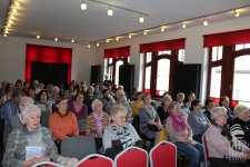 Słuchacze Uniwersytetu Złotego Wieku w Gorlicach w sali Pod Sową MBP w Gorlicach