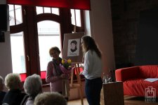 Wręczenie kwiatów Joannie Kalisz-Dziki