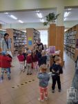 Bibliotekarka opowiada jak się zapisać do biblioteki
