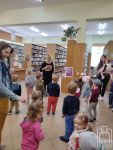 Bibliotekarka opowiada jak się zapisać do biblioteki