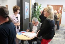 Goście wpisują się do księgi pamiątkowej 