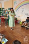 Bibliotekarka prezentuje książki o Afryce