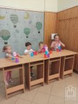 160815 – Dzieci budują pierwsze budowle z wybranych kubków