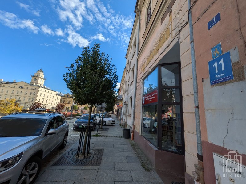 Biblioteka Gorlice, lokalne tymczasowe widok na lokal z wypożyczalnią w tle ratusz