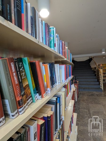 Biblioteka Gorlice, lokalne tymczasowe zdjęcie ksiegozbioru wypożyczalni