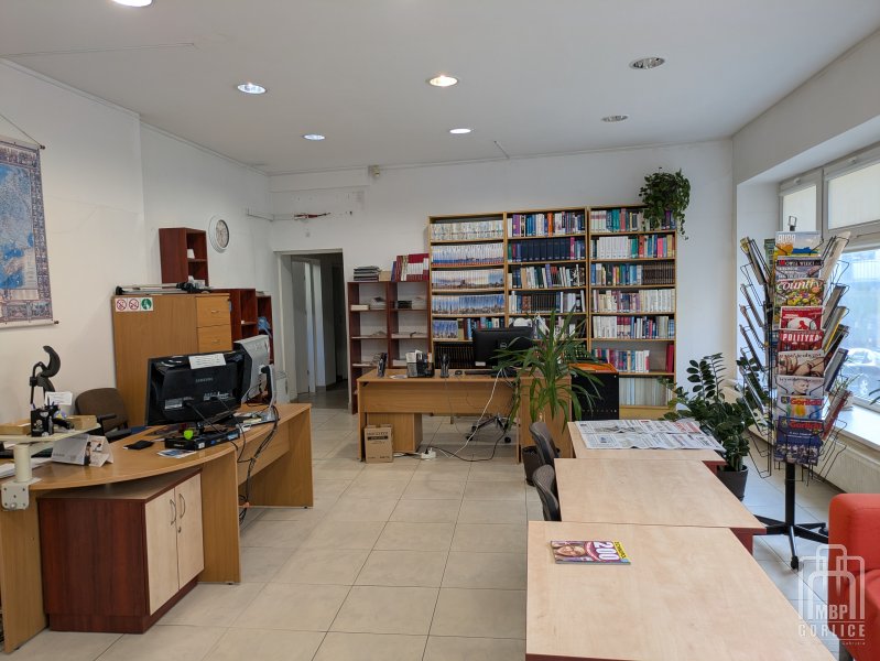 Biblioteka Gorlice, lokalne tymczasowe widok na czytelnię główną i prasy bieżącej