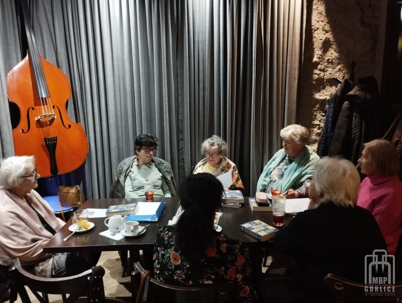 Biblioteka Gorlice, Dyskusyjny Klub Książki Czytelniczki dyskutują o bohaterze książki
