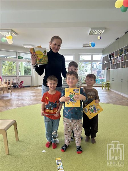 Biblioteka Gorlice, Wspólne pamiątkowe zdjęcie z przedszkolakami