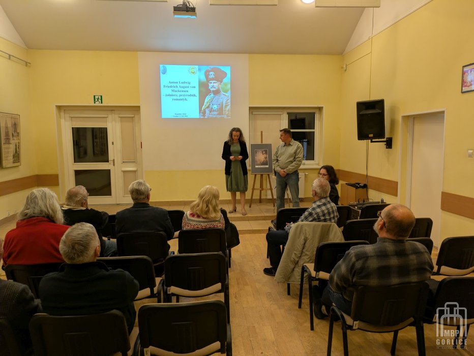 Biblioteka Gorlice, Anton Ludwig Friedrich August von Mackensen Dyrektor MBP i Autor witaja słuchaczy na pierwszym planie widownia