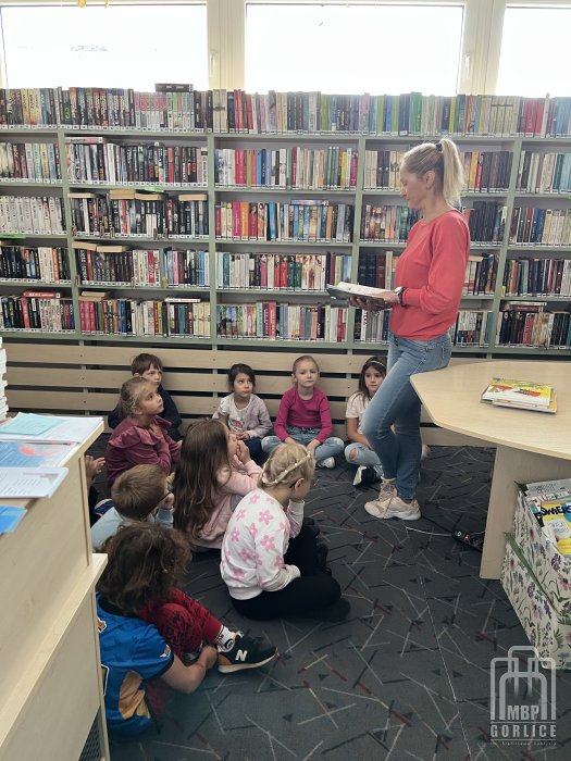 Biblioteka Gorlice, Mała książka Wielki człowiek Bibliotekarka czyta dzieciom
