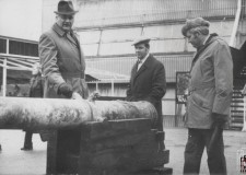 Powiększ zdjęcie Na terenie FMWiG Glinik; po lewej stronie Leopold Kolarzyk