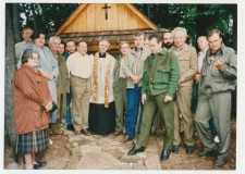 Powiększ zdjęcie Poświęcenie kapliczki w Lipnej; pośrodku ks. Stanisław Łukasik, po prawej Leon Jagoda, czwarty od lewej Józef Jagoda