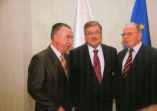 Powiększ zdjęcie Od lewej Jan Turek, Bronisław Komorowski, Jerzy Muzyka. Opis z tyłu zdjęcia: „Komorowski wygrał dzięki tureckiej muzyce” 