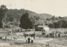 Powiększ zdjęcie Występy cyrku „Clown” podczas Spartakiady Sportowej w Gliniku; 1971 rok